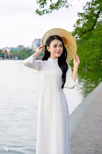 VGU No.77: Elegant Vietnamese Girl in White Ao Dai by Hanois Hoan Kiem Lake-3