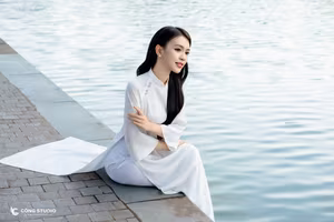 VGU No.77: Elegant Vietnamese Girl in White Ao Dai by Hanois Hoan Kiem Lake-1
