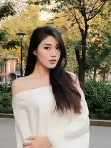 Dang Thu Huyen: Former Volleyball Beauty Queen Flaunts Flawless Beauty in Off-Shoulder Top-1