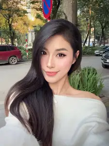 Dang Thu Huyen: Former Volleyball Beauty Queen Flaunts Flawless Beauty in Off-Shoulder Top-0