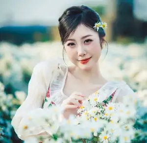 VGU No.191 1000024575: A Girl's Gentle Charm Amidst Pristine White Daisies in Winter.-8