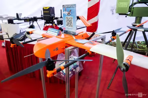 Experts and Guests Admire Made-in-Vietnam UAV at Technology Exhibition-2