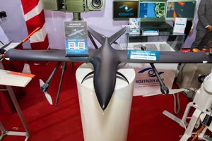 Experts and Guests Admire Made-in-Vietnam UAV at Technology Exhibition-3