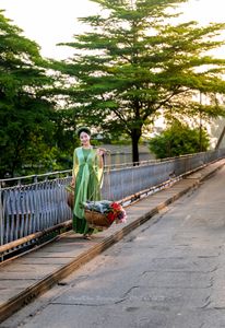 Traditional Vietnamese Beauty on Long Bien Bridge – Artistic Flower Baskets-0