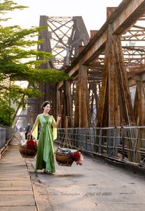 Traditional Vietnamese Beauty on Long Bien Bridge – Artistic Flower Baskets-4
