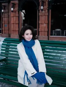 Chu Mac Thuy Quynh flaunts alluring bare back, defying cold amidst pristine snow-7