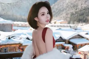 Chu Mac Thuy Quynh flaunts alluring bare back, defying cold amidst pristine snow-5