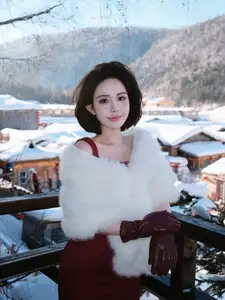 Chu Mac Thuy Quynh flaunts alluring bare back, defying cold amidst pristine snow-6