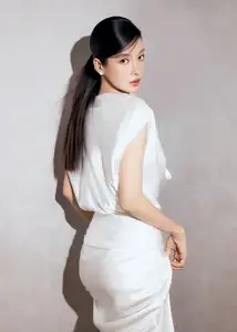 Trinh My Duyen: Fresh, Pure Beauty Like a Muse Under Golden Sunlight-7