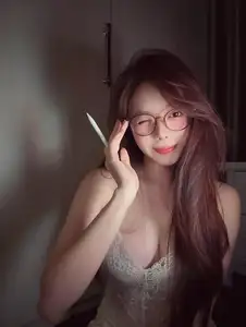 TikToker Nguyen Quynh Anh: Cinderella Beauty Steals the Show in Stunning Artistic Photoshoot-6