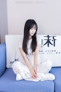 BoBoSocks: Elegant Chinese Model No.550 in White Sneakers Style-1