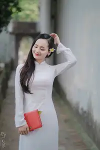 Graceful Vietnamese Girl in White Ao Dai, Radiant Smile at Ancient Site 1000026917-17