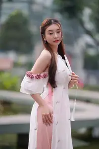 Elegant Vietnamese Woman in White Ao Dai: A Timeless Beauty with Traditional Fan 1000025262-3