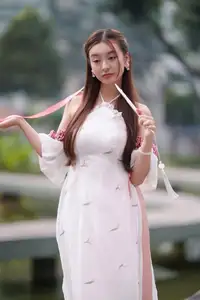 Elegant Vietnamese Woman in White Ao Dai: A Timeless Beauty with Traditional Fan 1000025262-1