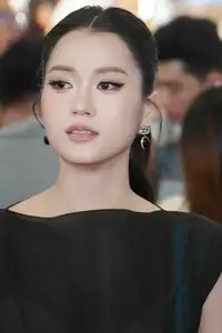 Lâm Vỹ Dạ's Stunning Transformation: Upgraded Beauty and Radiant Aura After 14kg Weight Loss!-7