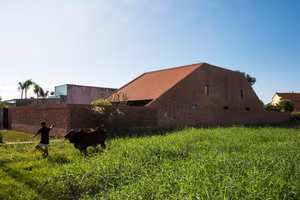Astonishing architecture of the sloped roof house in Long An resembling a brick kiln hiding unique interior spaces-3