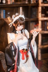 Coser Qiqi Nanako: Adorable Cow Maid Cosplay Captivates Fans-15