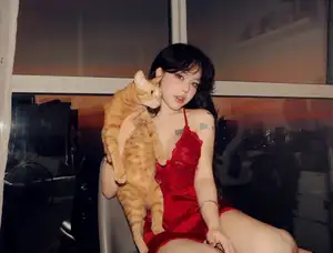 Bảo Khuyên Susan: Daring Red Silk, Enchanting Aura at Sunset.-8