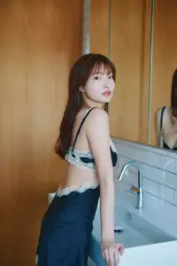 Discover the radiant beauty of Satona Natsuki in Otonatchan Vol.2 at the sun-drenched beach!-1