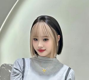 Beautiful Girl: Youthful Short Layered Hair & Dynamic Style - Beautiful Girl Photo-1