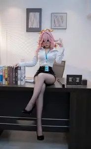 Coser Bangni Bonnie's Daring Interview Look: A Unique Blend of Professional and Playful Charm-2