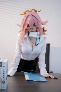 Coser Bangni Bonnie's Daring Interview Look: A Unique Blend of Professional and Playful Charm-14