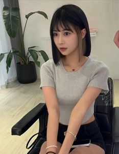 Edgy Hidden Dye Hair: A Chic & Trendy Color Style for Modern Women.-7