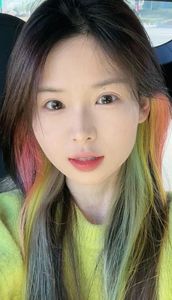 Edgy Hidden Dye Hair: A Chic & Trendy Color Style for Modern Women.-5