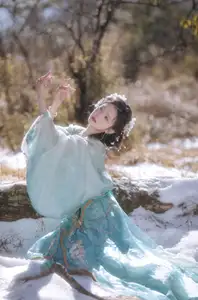 YiTuYu Vol.8542 Chi Yan Zai Zhe Li: Ethereal Beauty in Snow Discover Enchanting Art Language-12