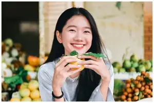 VGU No.193 Discover Youthful Charm: Radiant Smile of a Girl Amidst Fresh Fruit Market | 1000024596-3