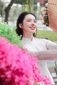 VGU No.147: Discover the enchanting grace of a Vietnamese girl in traditional Ao Dai amidst a vibrant flower market-0