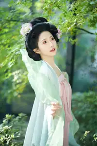 YiTuYu Vol.8521 Tu Ya W: Immerse in the Classical Grace of a Muse in a Fairy-tale Setting-9