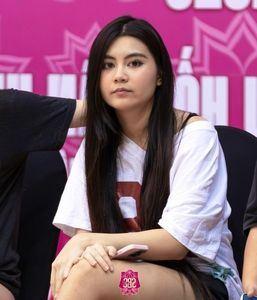 Hat De: Elegant Beauty & Charisma in Studio Portrait-6