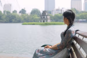 VGU No.19: The Enchanting Charm of Ao Dai and Vietnamese Beauty in the City-5