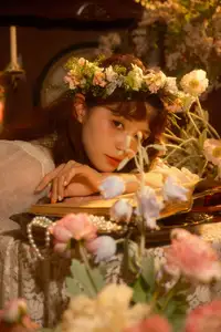 Qiu Qiu in YiTuYu Vol.8546: Dreamy Vintage Serenity Amidst Golden Hour Blooms-1