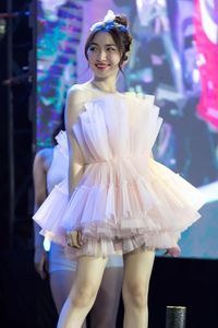 Hoa Minzy goes viral flaunting her stunning body in a chic short dress-3