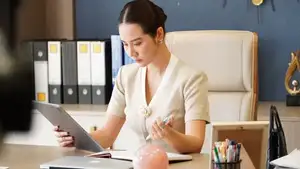 Huyen Lizzie Wows with Stunning Office Style: The Secret to Elegant Dressing Every Woman Should Learn!-1