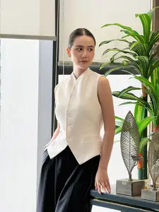 Huyen Lizzie Wows with Stunning Office Style: The Secret to Elegant Dressing Every Woman Should Learn!-4