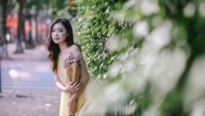 XVG No.1: Vietnamese Muse Blooms Beside a Colorful Flower Cart Elegance on City Streets [1000019847.jpg]-1