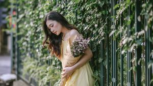 XVG No.1: Vietnamese Muse Blooms Beside a Colorful Flower Cart Elegance on City Streets [1000019847.jpg]-4