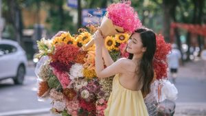 XVG No.1: Vietnamese Muse Blooms Beside a Colorful Flower Cart Elegance on City Streets [1000019847.jpg]-6