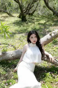 Bai Ru Xue Abby: Pure Beauty Amidst Lush Nature | XiuRen No.10485-1