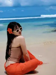 View Van Tiny: Ex-Hot Girl Shines as a Radiant Mermaid on Bali Beach-9