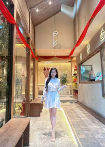 VGU No.15: Discover the Elegant Style of a Charming Woman in a Sophisticated Setting-5