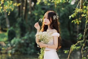 Captivating Portrait: Gentle Girl's Natural Beauty with Pure White Flowers in Golden Sunlight. Discover Her Grace.-2