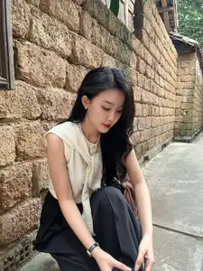 VGU No.194 Elegant Beauty of a Long-Haired Girl in a Rustic Cafe Setting-5