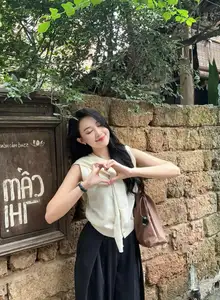 VGU No.194 Elegant Beauty of a Long-Haired Girl in a Rustic Cafe Setting-2