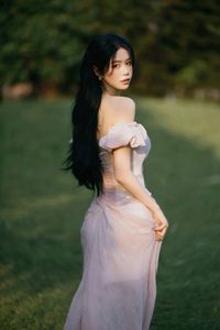 Discover the Allure: Elegant Girl in Pink Dress Exudes Grace and Charm 1000019670-1