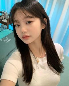 French Bangs Hairstyle Flaw Concealing Enhances Beautiful Girls Elegant Charm-1