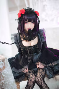Coser Tomoyo Jiang as Kuroe Shizuku: Alluring Gothic Charm & Mysterious Elegance-5